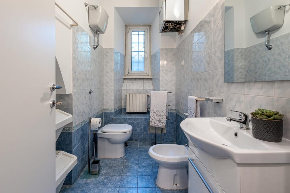 Shower, Toilet, Bathroom, bidet, internet, towels