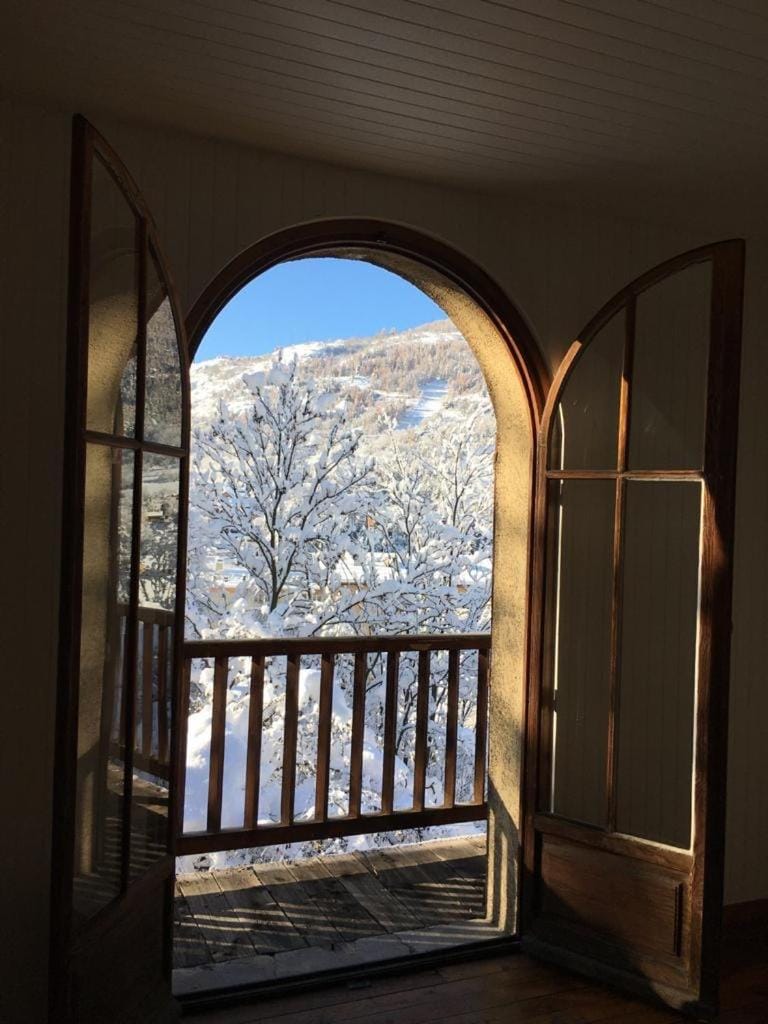 Bedroom, Mountain view