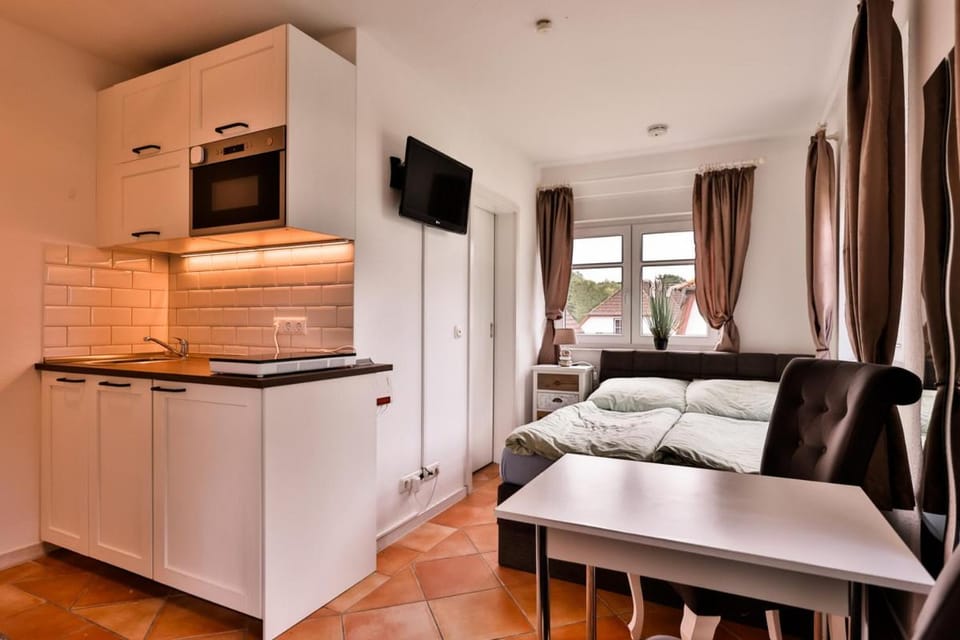 Bed, Dining area, Food, kitchen