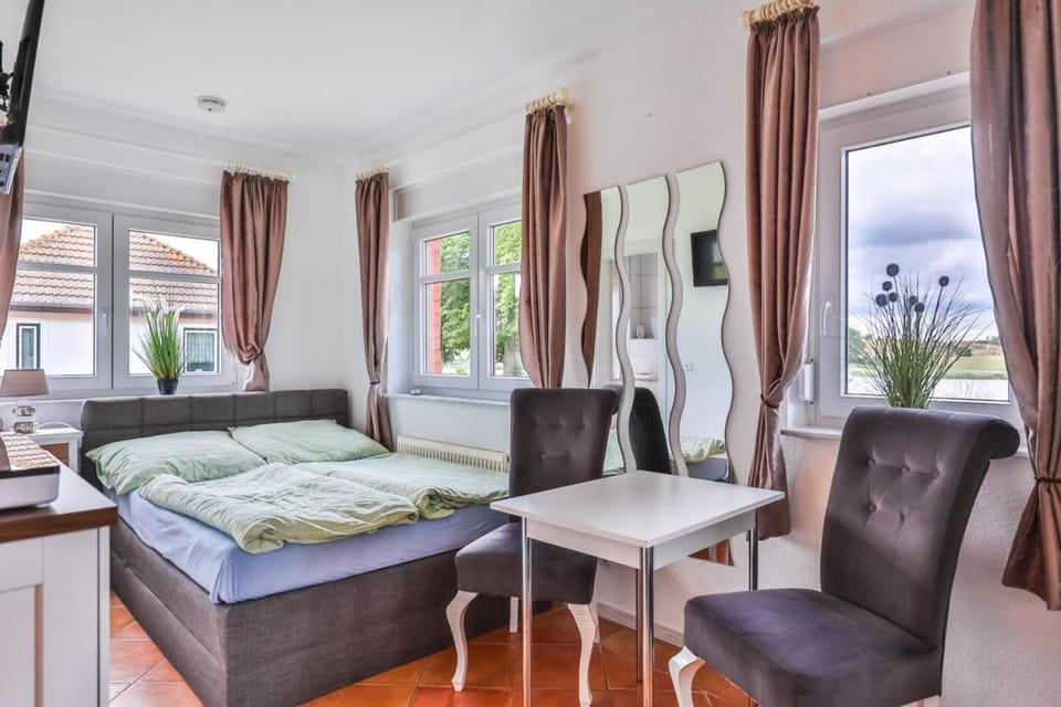 Bed, Seating area, Dining area