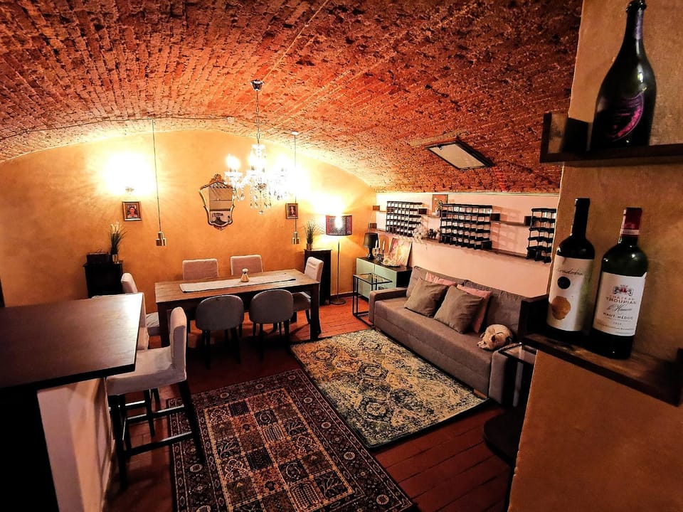 Living room, Seating area, Dining area, Alcoholic drinks