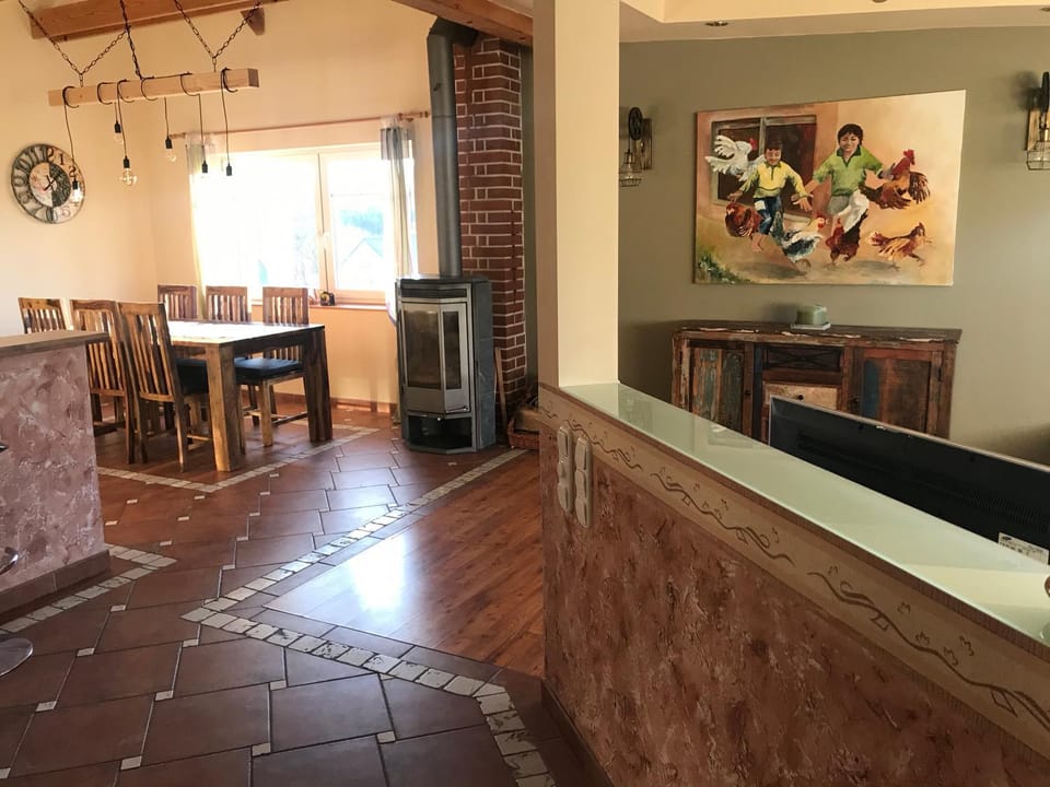 Nightclub / DJ, Lounge or bar, Dining area