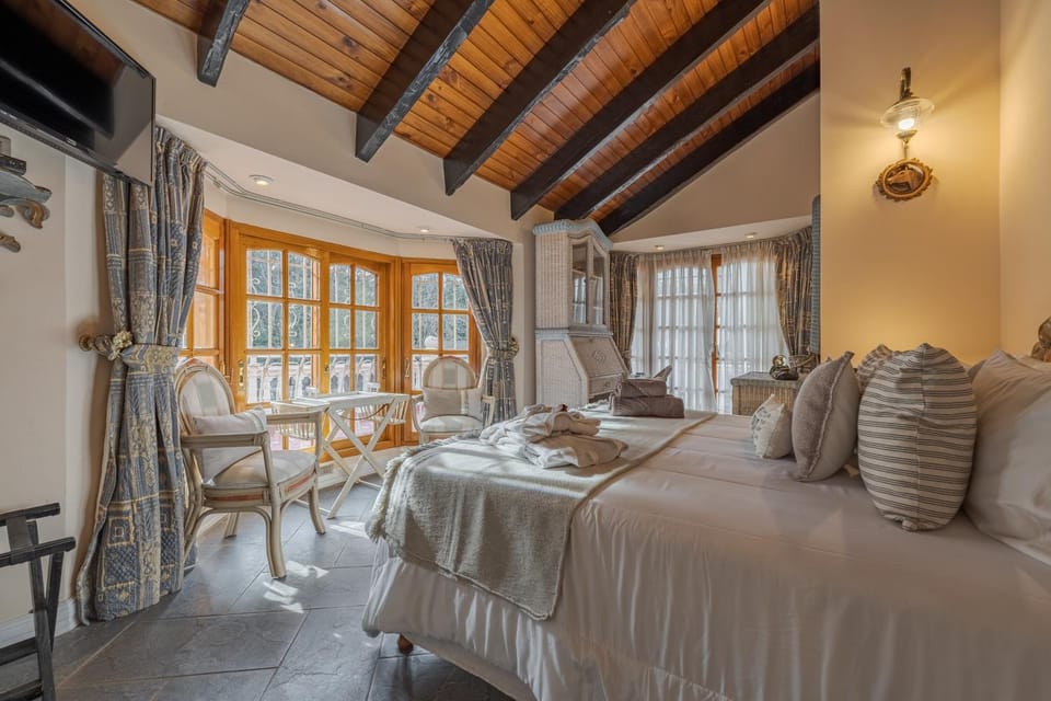 Photo of the whole room, Seating area, towels