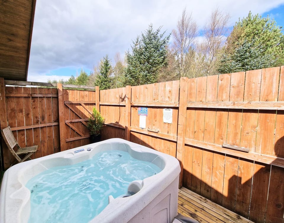 Ochil 8 with Private Hot Tub - Fife - Loch Leven - Lomond Hills Chalet in Scotland