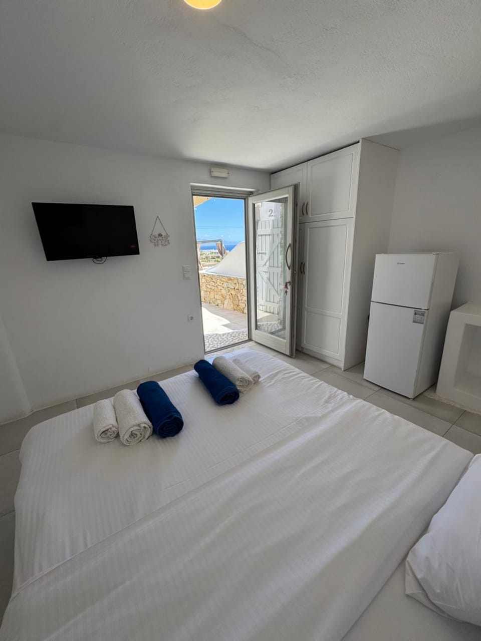 Photo of the whole room, Bedroom, towels