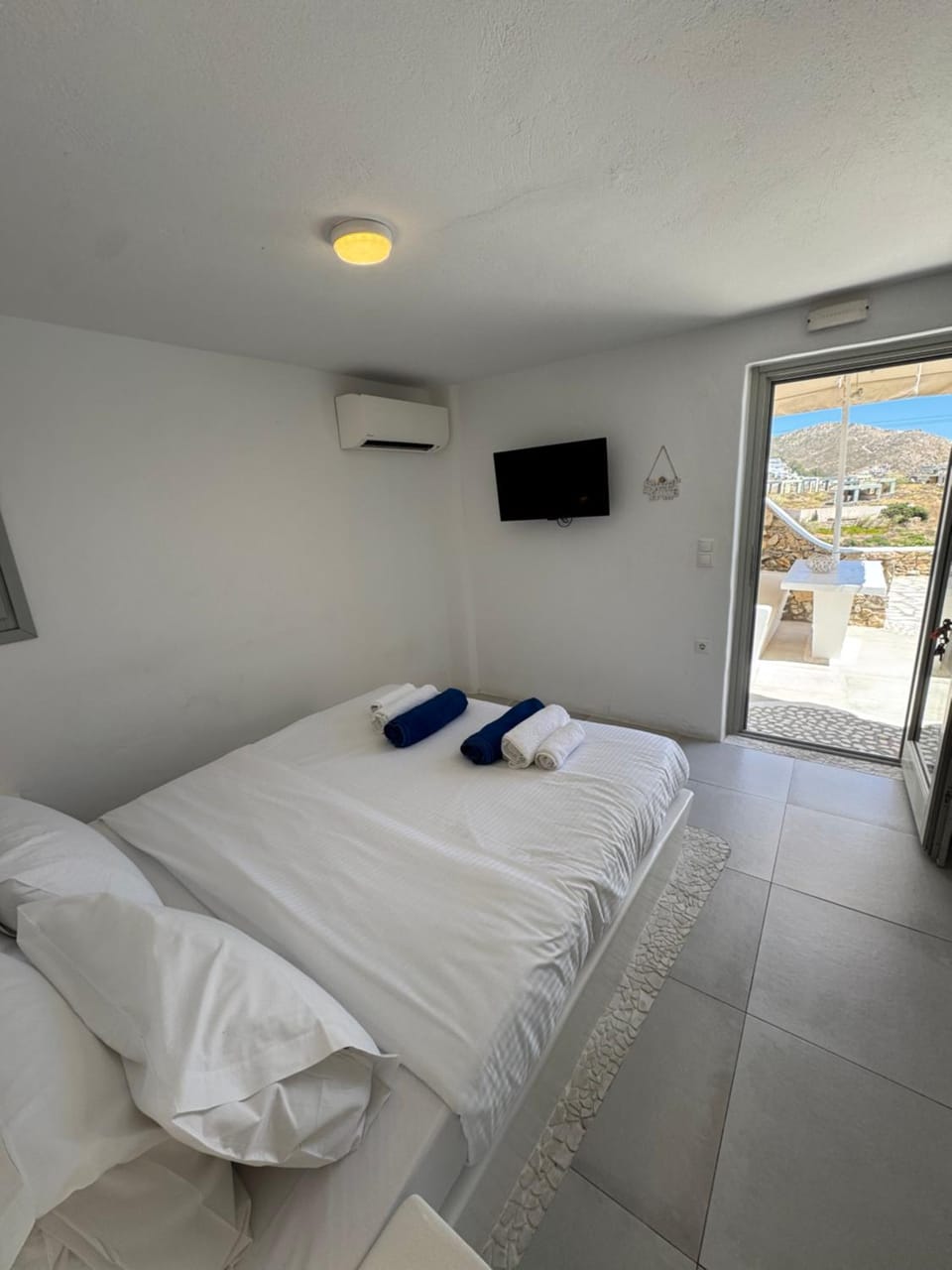 Bed, TV and multimedia, Photo of the whole room, Bedroom, towels, air conditioner