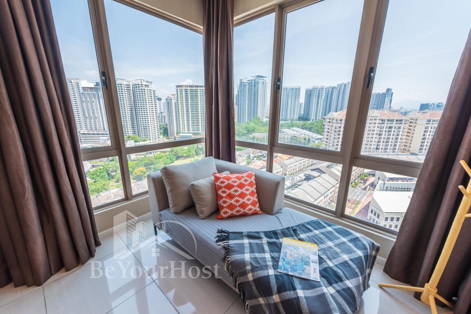 Bed, View (from property/room), Seating area, Bedroom, Quiet street view