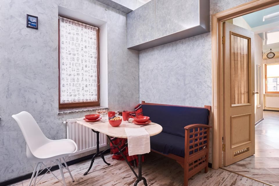 Kitchen or kitchenette, Dining area