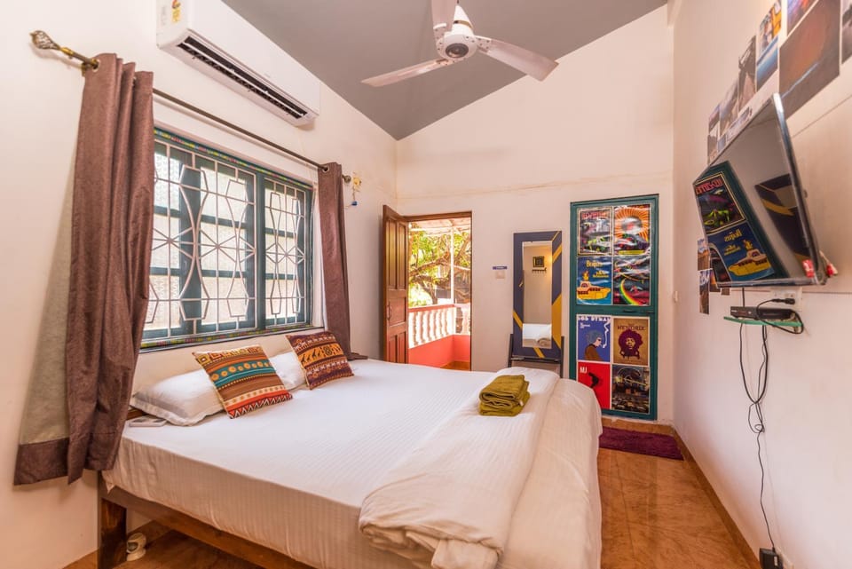 Bed, TV and multimedia, Photo of the whole room, Bedroom