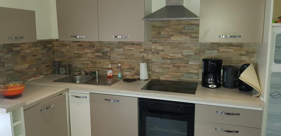 Coffee/tea facilities, dishwasher, oven, stove, washing machine, kitchen