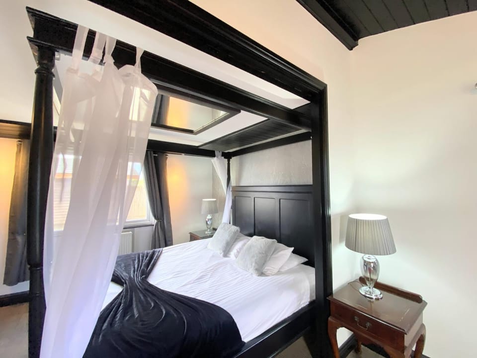 Ochil 9 with Private Hot Tub - Fife - Loch Leven - Lomond Hills - Pet Friendly Chalet in Scotland