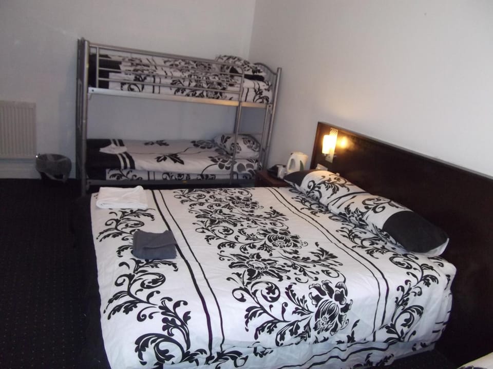 Bedroom, bunk bed
