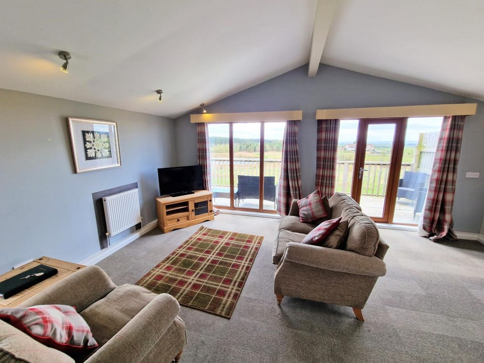 Ochil 10 with Private Hot Tub - Fife - Loch Leven - Lomond Hills Chalet in Scotland