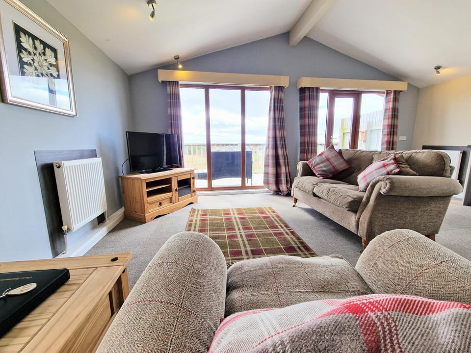 Communal lounge/ TV room, TV and multimedia, Living room, Seating area, Evening entertainment