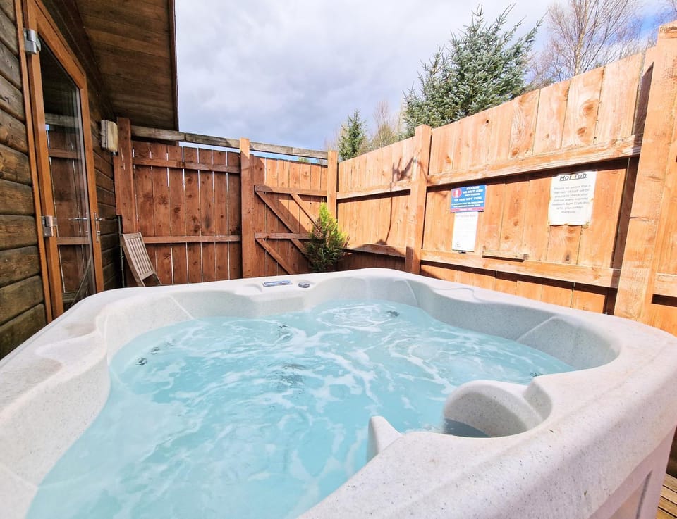 Lomond 2 with Private Hot Tub - Fife - Loch Leven - Lomond Hills Chalet in Scotland