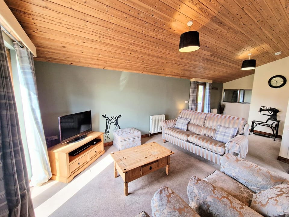 Communal lounge/ TV room, TV and multimedia, Living room, Seating area, Evening entertainment