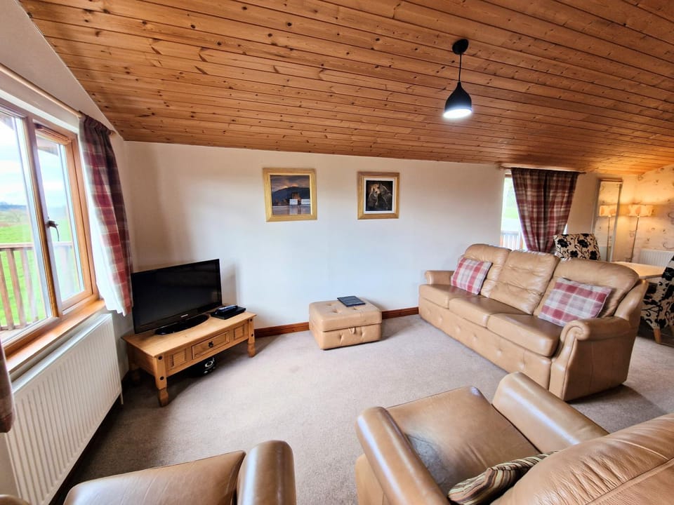 Communal lounge/ TV room, TV and multimedia, Living room, Seating area, Evening entertainment