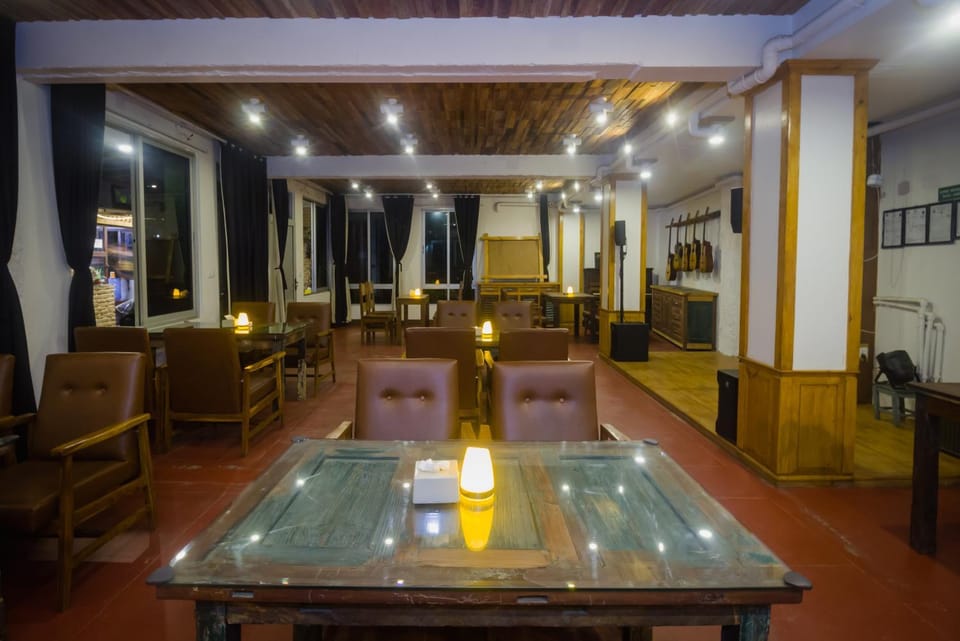 Restaurant/places to eat, Banquet/Function facilities, Seating area