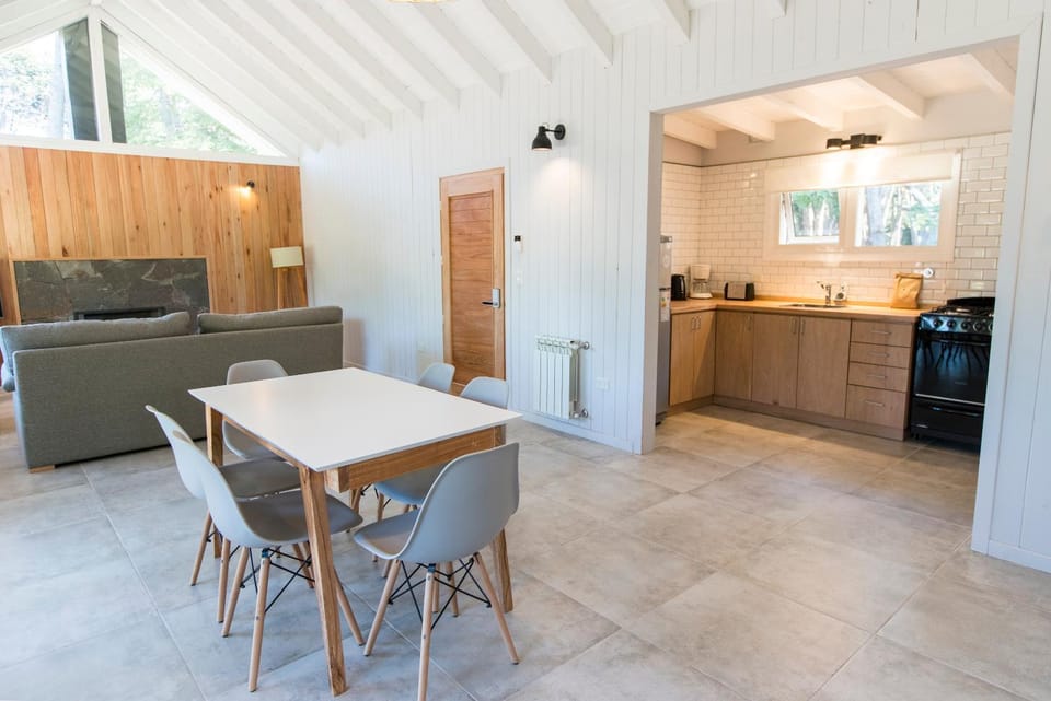 Kitchen or kitchenette, Dining area, minibar, pet friendly, toaster