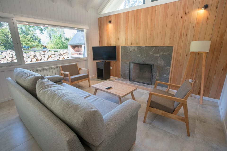TV and multimedia, Living room, Seating area, Garden view, flat iron