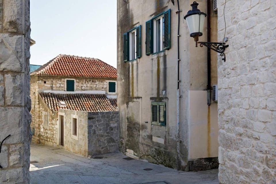 Property building, Nearby landmark, Facade/entrance, Neighbourhood