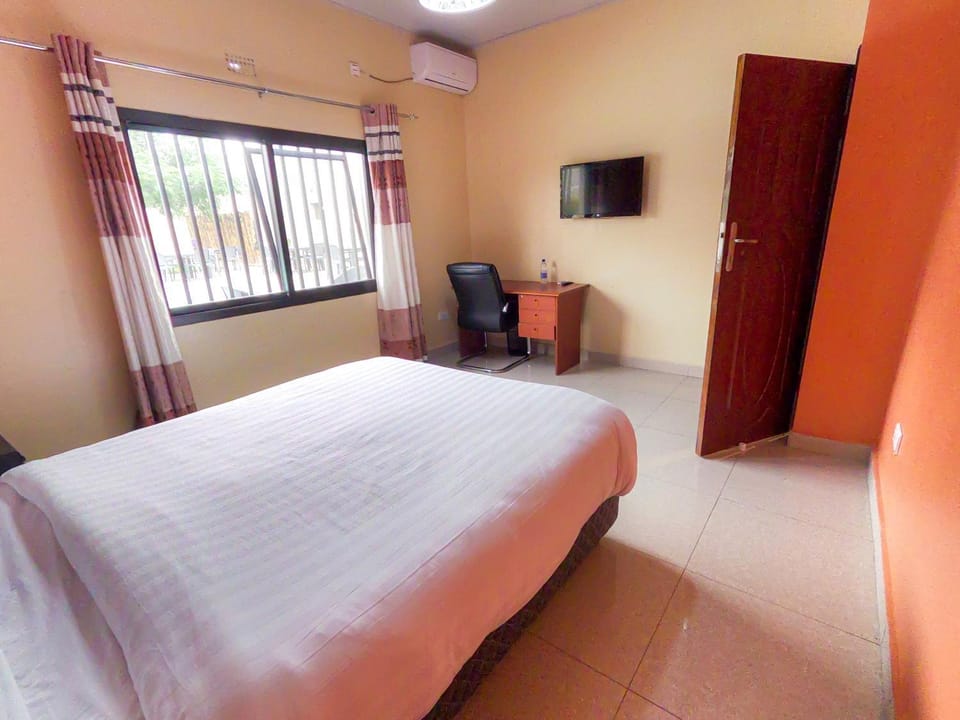 Bed, Photo of the whole room, wardrobe