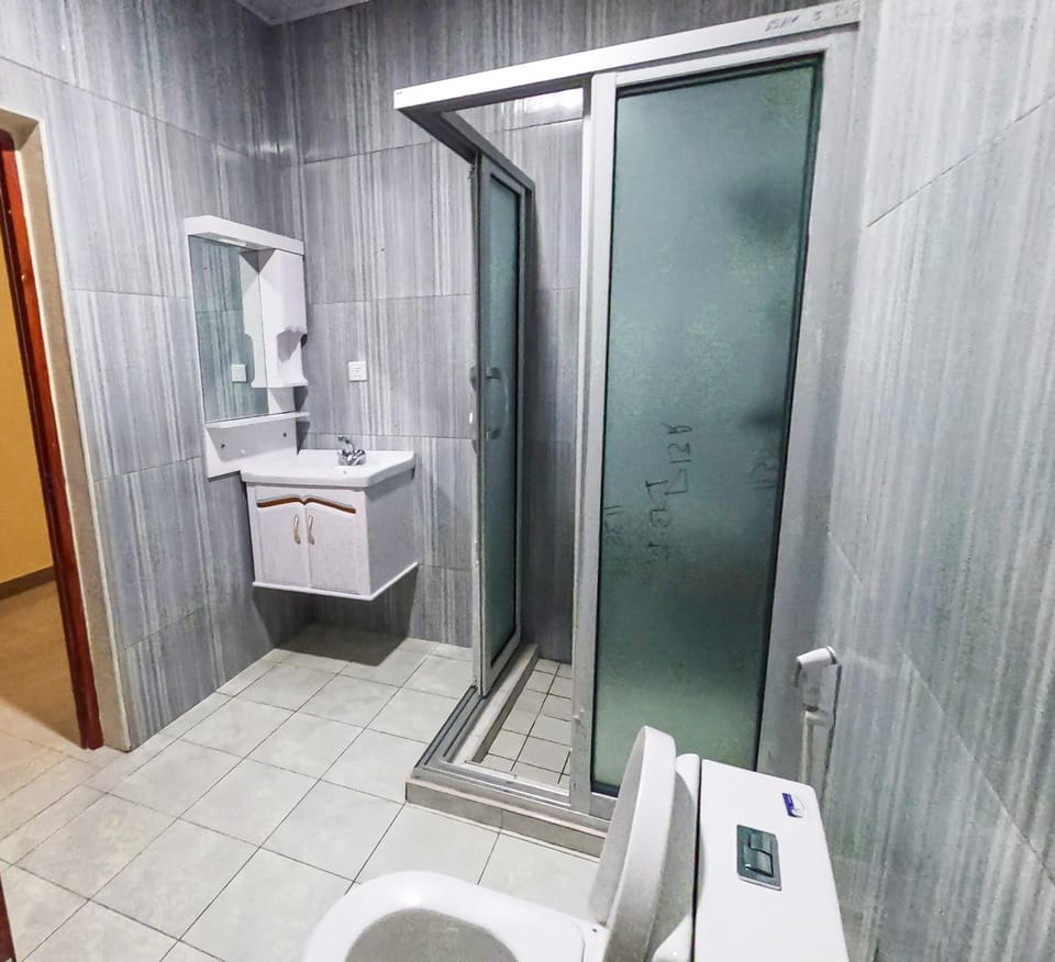 Shower, Toilet