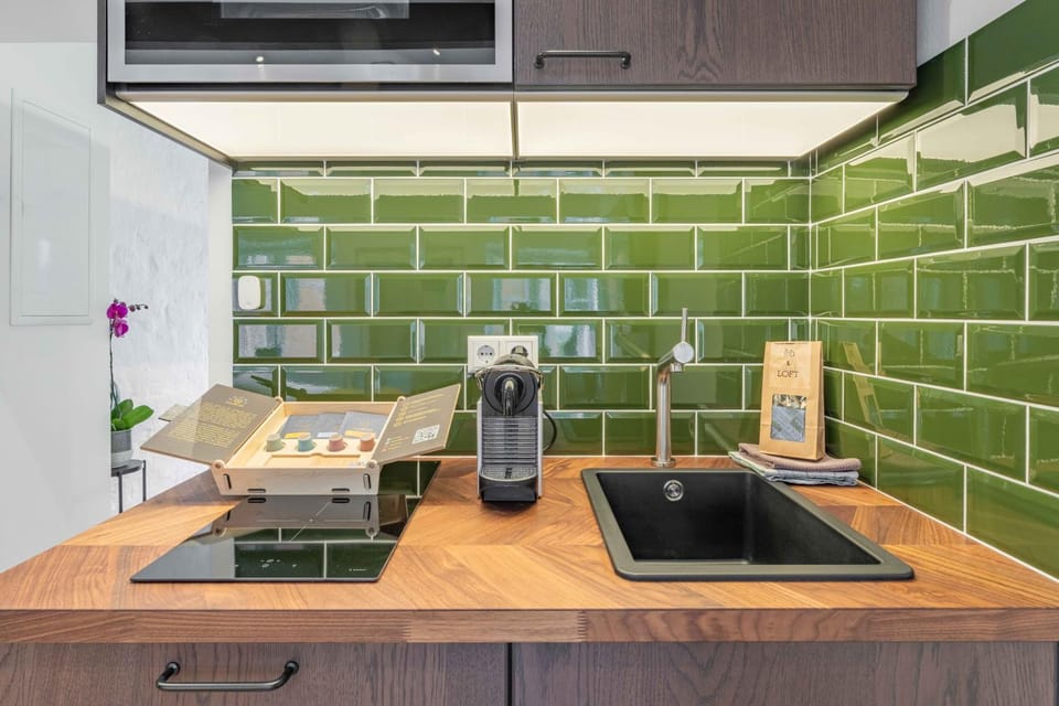 Coffee/tea facilities, Kitchen or kitchenette, minibar, stove