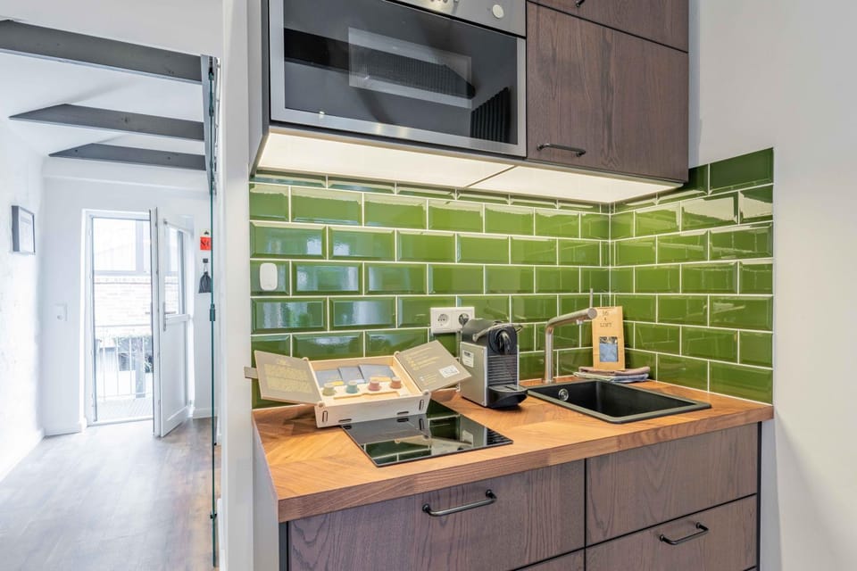 Kitchen or kitchenette, minibar, stove