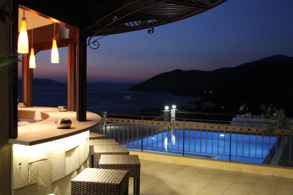 Night, Pool view