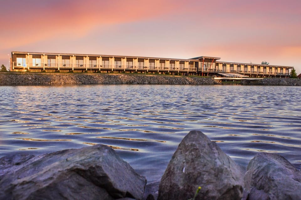 Facade/entrance, Off site, Day, Neighbourhood, Natural landscape, Summer, Lake view