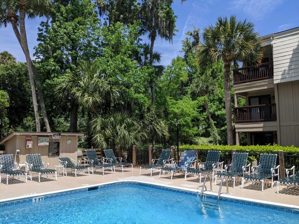 Walk to Coligny Beach Park: Family-Friendly Villa House in North Forest Beach