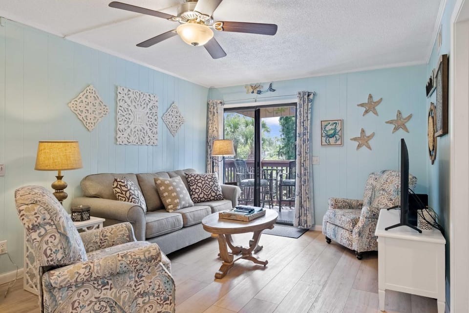 Walk to Coligny Beach Park: Family-Friendly Villa House in North Forest Beach