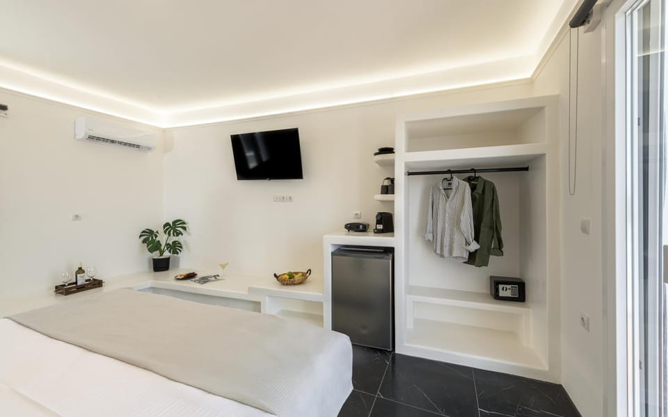 Bed, TV and multimedia, Coffee/tea facilities, Photo of the whole room, Bedroom, towels, wardrobe, air conditioner