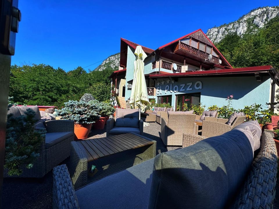 Property building, Spring, Day, Natural landscape, Living room, Seating area, Mountain view