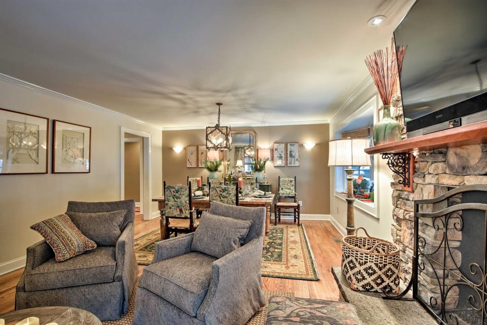 2 Living Areas + Fireplace: Mirror Lake Cottage! House in Highlands