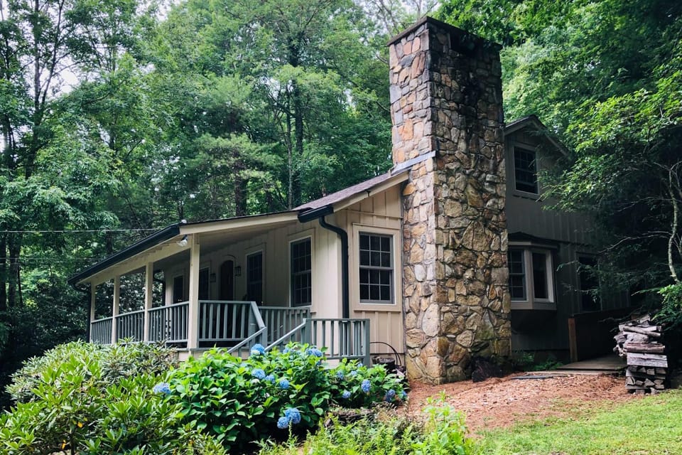 2 Living Areas + Fireplace: Mirror Lake Cottage! House in Highlands