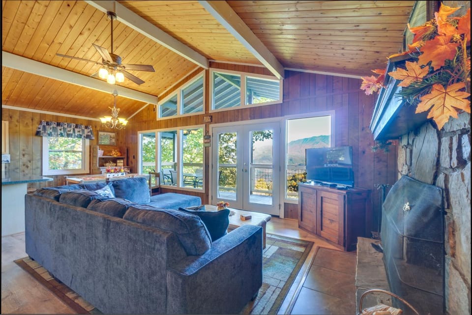 Hot Tub & Mountain Views at Gatlinburg Cabin! Cabin in Gatlinburg