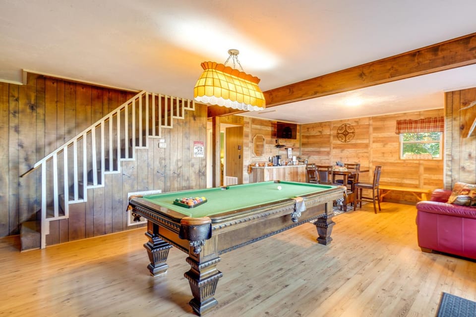 Hot Tub & Mountain Views at Gatlinburg Cabin! Cabin in Gatlinburg