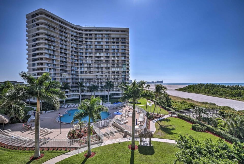 Sunny Getaway: Community Amenities, Walk to Beach! House in Marco Island