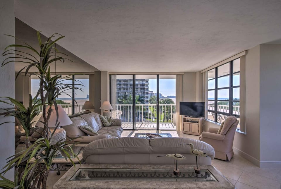 Sunny Getaway: Community Amenities, Walk to Beach! House in Marco Island