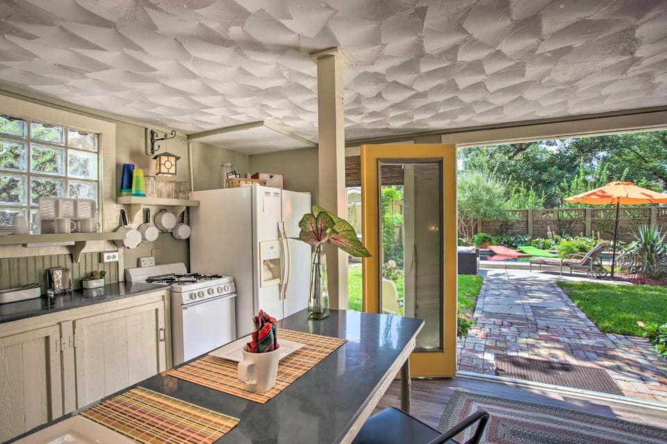 4 Mi to Dtwn! Fort Worth Cottage w/ Shared Pool House in Fort Worth