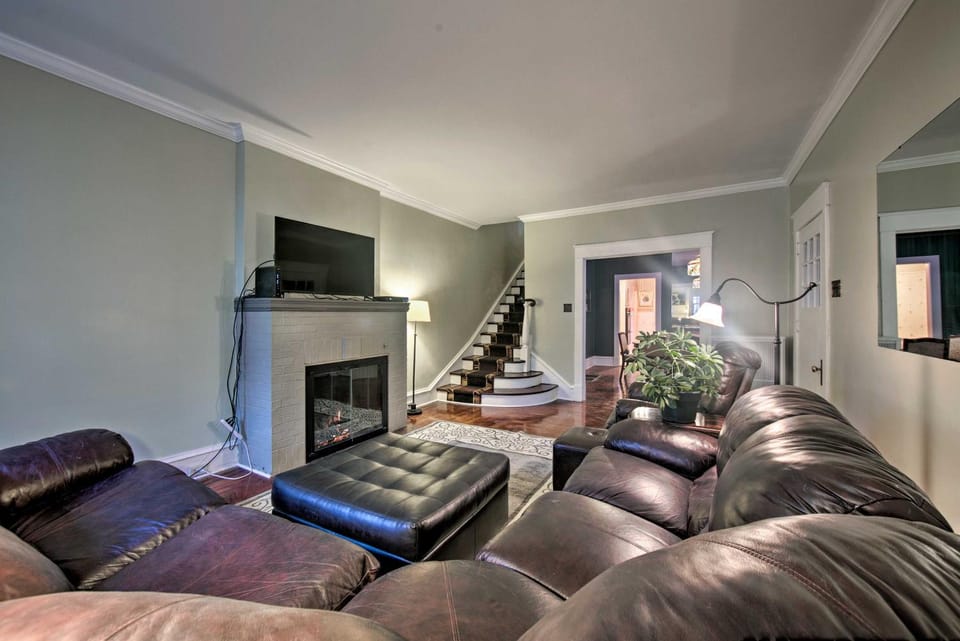 2 Mi to Reading Pagoda: Spacious Home w/ Deck! House in Reading