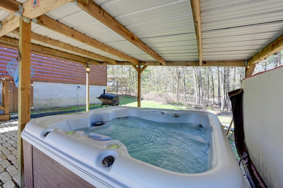 Broken Bow Cabin w/ Hot Tub & Fire Pit, Near Lake! Cabin in Broken Bow