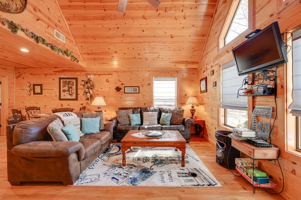 Broken Bow Cabin w/ Hot Tub & Fire Pit, Near Lake! Cabin in Broken Bow