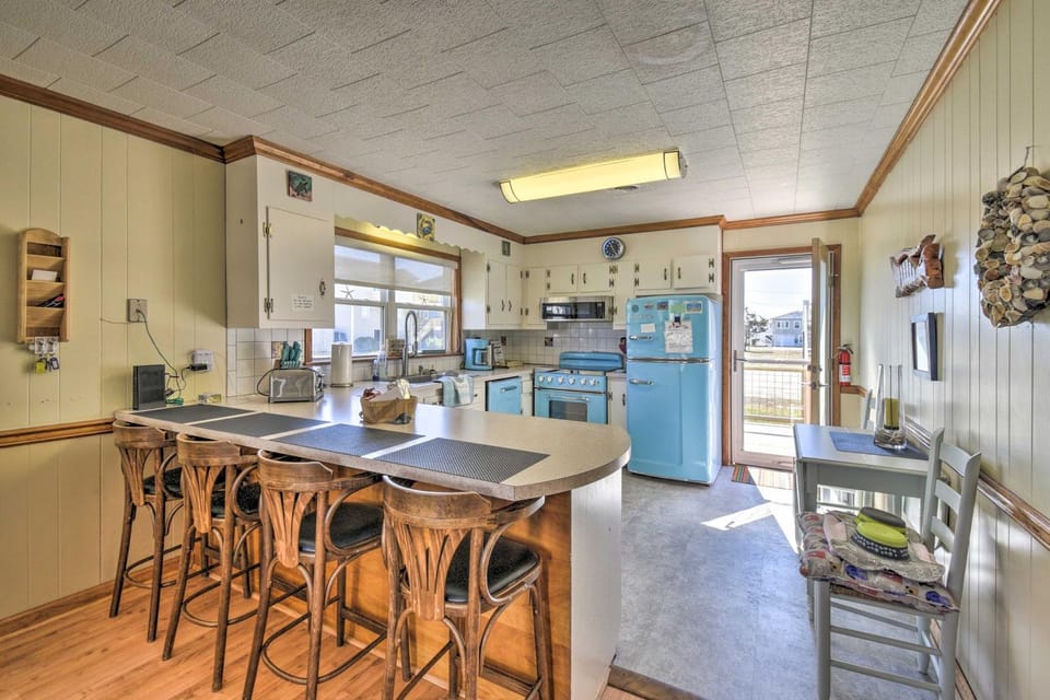 Nags Head Cottage: Screened Porch, Walk to Beach! House in Kill Devil Hills
