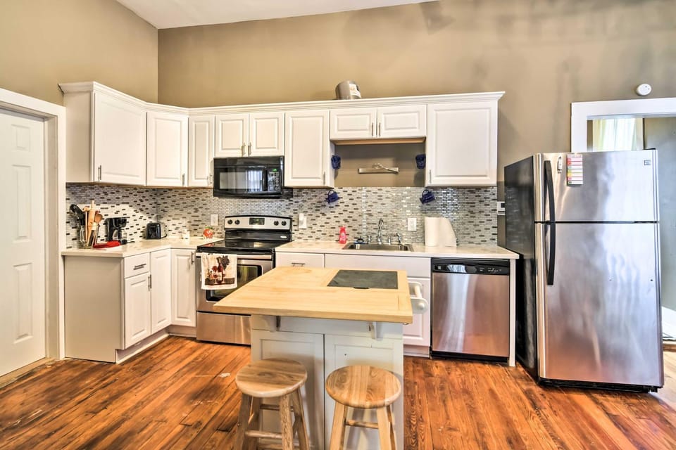 Stylish Vicksburg Apt with Porch - 2 Mi to Casino! Apartment in Vicksburg