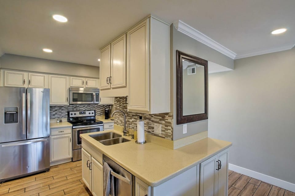1 Mi to Old Town: Family Condo w/ Pool & Balcony House in Scottsdale