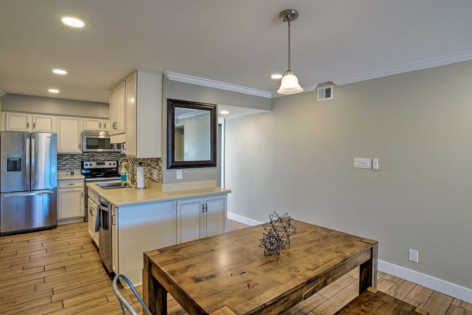 1 Mi to Old Town: Family Condo w/ Pool & Balcony House in Scottsdale