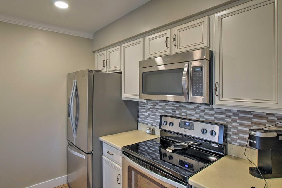 1 Mi to Old Town: Family Condo w/ Pool & Balcony House in Scottsdale